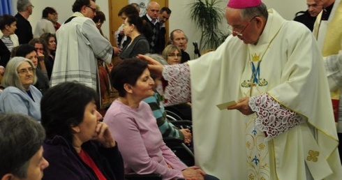 Bp Roman Marcinkowski udzielił sakramentu namaszczenia chorych podopiecznym ośrodka w Dąbku