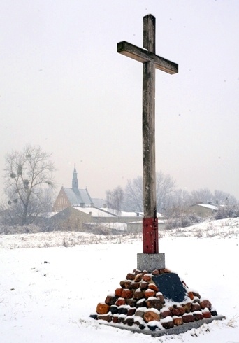 Na szczycie grodziska Piotrówka stoi dziś krzyż