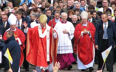 Benedykt XVI po Mszy św. odprawionej na pl. Piłsudskiego, 26 maja 2006 r.