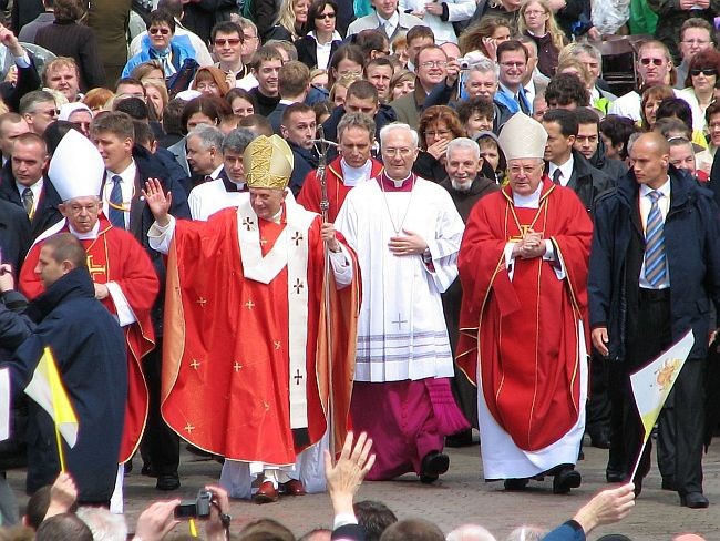 Benedykt XVI po Mszy św. odprawionej na pl. Piłsudskiego, 26 maja 2006 r.