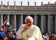 Papież Benedykt XVI błogosławi zgromadzonych na Placu św. Piotra