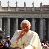 Papież Benedykt XVI błogosławi zgromadzonych na Placu św. Piotra