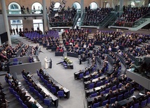 „Czymże są więc wyzute ze sprawiedliwości państwa, jeśli nie wielkimi bandami rozbójników?” – pytał Benedykt w Berlinie za św. Augustynem