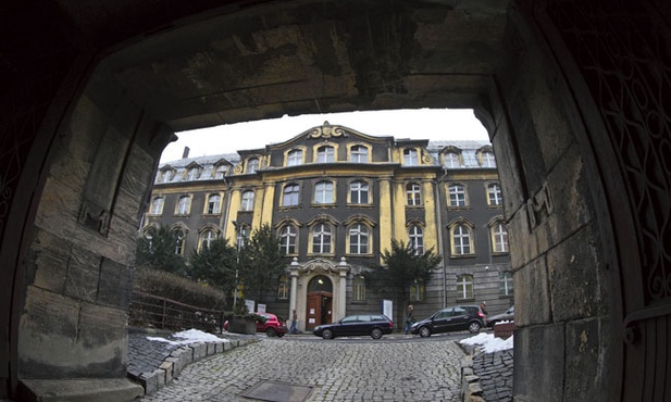 W budynku przy ul. Powstańców w Katowicach w czasie wojny mieściło się gestapo, a po wojnie UB