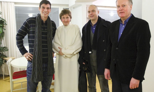 Emil Anton (pierwszy z lewej) po Mszy w Turku przypadkowo spotkał się z rodakami, którzy przeżyli konwersję na katolicyzm dzięki prowadzonemu przez niego blogowi. W albie Pasi Kukkanen. Na spotkanie Taizé do Poznania pojechał jeszcze jako luteranin. Dziś myśli o wstąpieniu do franciszkańskiej wspólnoty na Bronxie. Obok diakon luterański, który widząc, w jak liberalną stronę zmierza jego wspólnota, w desperacji modlił się: „Pokaż mi prawdziwy Kościół". Dziś jest katolikiem