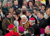  Siedem lat temu entuzjastycznie pozdrawialiśmy Benedykta XVI w Polsce (na zdjęciu w czasie wizyty w Krakowie- -Łagiewnikach). Teraz powinniśmy głębiej wsłuchać się w jego nauczanie oraz modlić się za papieża i za Kościół