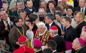  Siedem lat temu entuzjastycznie pozdrawialiśmy Benedykta XVI w Polsce (na zdjęciu w czasie wizyty w Krakowie- -Łagiewnikach). Teraz powinniśmy głębiej wsłuchać się w jego nauczanie oraz modlić się za papieża i za Kościół