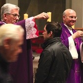  Środa Popielcowa, katedra w Katowicach. Popiołem głowy wiernych posypują abp Wiktor Skworc i ks. Stanisław Puchała, proboszcz parafii katedralnej