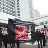  Pikietujący trzymali w rękach plakaty pokazujące straszliwe skutki aborcji