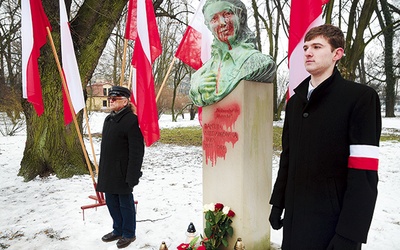  Kraków, 17 lutego. Przy zdewastowanym pomniku stanął m.in. inicjator warty honorowej Grzegorz Nieradka (po prawej)