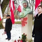  Kraków, 17 lutego. Przy zdewastowanym pomniku stanął m.in. inicjator warty honorowej Grzegorz Nieradka (po prawej)