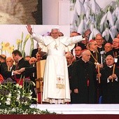 Kraków, 27 maja 2006 r. Papież szeroko otwierał ramiona na Błoniach podczas spotkania z młodzieżą
