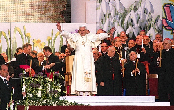 Kraków, 27 maja 2006 r. Papież szeroko otwierał ramiona na Błoniach podczas spotkania z młodzieżą