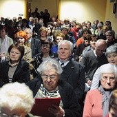  Członkowie parafialnych zespołów debatowali nad formami pomocy potrzebującym w 2013 r.