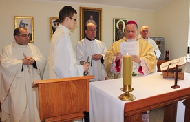  Biskup Tadeusz Rakoczy poświęcił pierwszą kaplicę i dom misericordian w Polsce. Z lewej: ks. Grzegorz Bliźniak, założyciel zgromadzenia