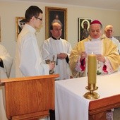  Biskup Tadeusz Rakoczy poświęcił pierwszą kaplicę i dom misericordian w Polsce. Z lewej: ks. Grzegorz Bliźniak, założyciel zgromadzenia