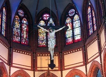  Krzyż w prezbiterium gliwickiej katedry