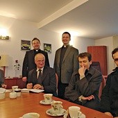 Jedno z wielu roboczych spotkań w siedzibie rozgłośni. Od lewej: Krzysztof Kosiński, Edward Donga, ks. Jacek Orszulak, ks. Adam Koppel, stoją: ks. dr Robert Urbańczyk i ks. dr Dariusz Klejnowski- -Różycki