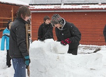 Piotrek, Kuba i Szymon budują igloo