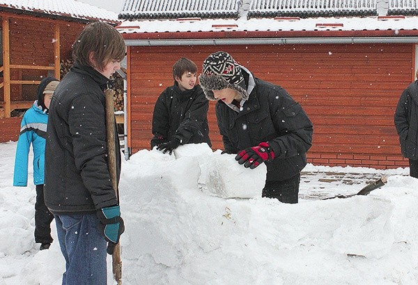 Piotrek, Kuba i Szymon budują igloo