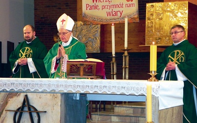  80-letni biskup z Ekwadoru podczas koncelebry w kościele oo. franciszkanów w Koszalinie