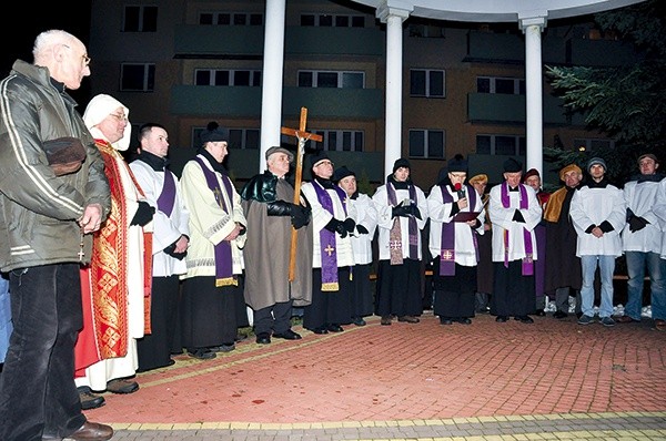  Modlitwę na zakończenie gwiaździstej Drogi Krzyżowej poprowadził ks. Stanisław Bar 