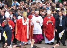  „Odchodzi z urzędu piotrowego kreatywny kontynuator pontyfikatu Jana Pawła II, wielki przyjaciel Polski i Polaków” – podkreśla kardynał