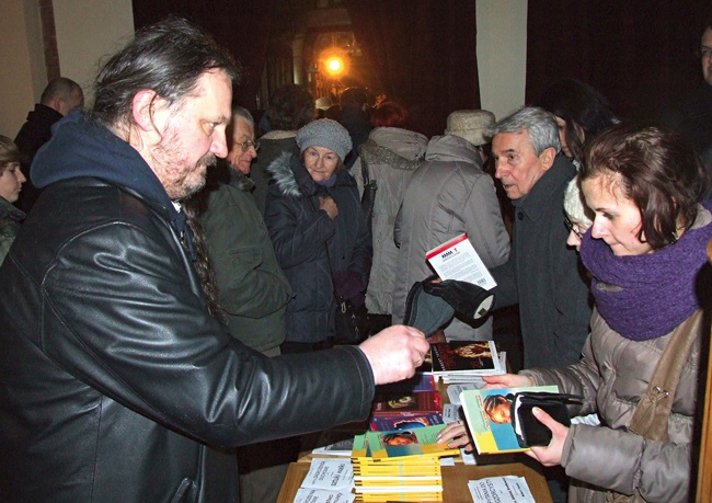  Po prelekcjach była okazja do rozmowy z Robertem Tekielim (z lewej) oraz kupienia książek jego autorstwa