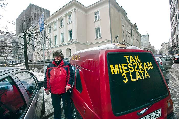  Procedury procedurami, ale czy przez trzy lata nie można pomóc niepełnosprawnemu bezdomnemu, który mieszka w samochodzie pod Urzędem Śródmieście?