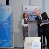 Fundatorzy złożyli symboliczne czeki na VI konkurs grantowy fundacji