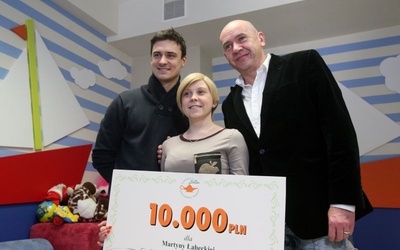 Prezes Fundacji Spełnionych Marzeń oraz Mateusz Damięcki razem z Martyną Łabęcką, podopieczną Fundacji