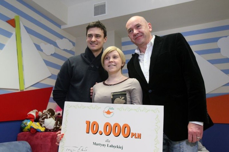 Prezes Fundacji Spełnionych Marzeń oraz Mateusz Damięcki razem z Martyną Łabęcką, podopieczną Fundacji