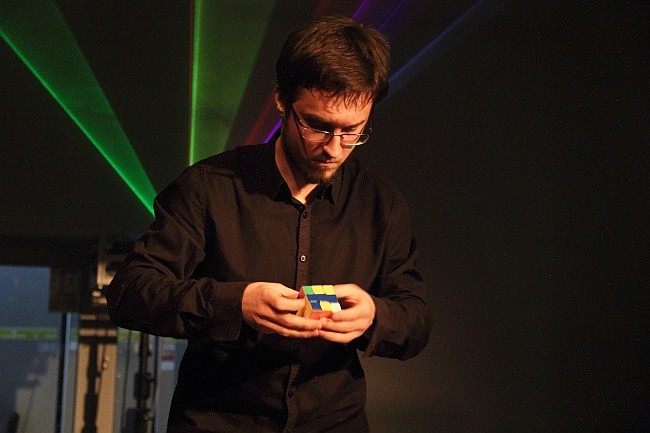 Ceremonię otwarcia Centrum Nanotechnologii uświetnił występ Marcina Kowalczyka, znanego z popularnego programu „Mam Talent” wirtuoza kostki Rubika, na co dzień studenta Politechniki Gdańskiej