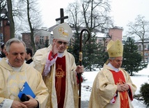 W procesji wejścia bp Radosław Zmitrowicz błogosławił swych ziomków z kozienickiej parafii pw. Świętego Krzyża i całej rodzinnej diecezji