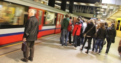 Mężczyzna wpadł pod metro