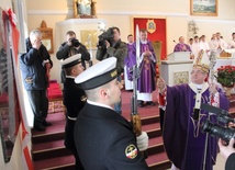 Poświęceniu tablicy towarzyszył ceremoniał wojskowy