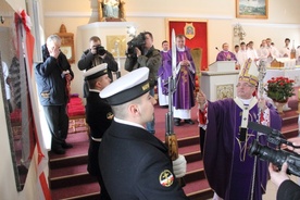 Poświęceniu tablicy towarzyszył ceremoniał wojskowy