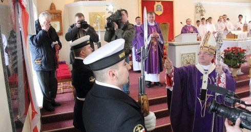 Poświęceniu tablicy towarzyszył ceremoniał wojskowy