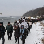 Mimo niesprzyjających warunków wszyscy uczestnicy nabożeństwa trwali w głębokim skupieniu