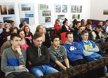  Kilkadziesiąt młodych osób pojawiło się 19 lutego w głuszyckim Centrum Kultury na niekonwencjonalnej lekcji historii