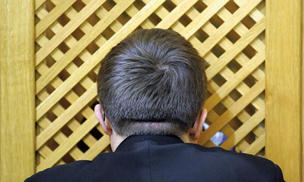 Ksiądz u kratek konfesjonału – to codzienność, choć najczęściej ukryta przed świeckimi