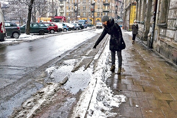 Mariola Makos pokazuje jedną z wielu dziur,  jakie powstały w jezdni w miejscu postoju autobusów 