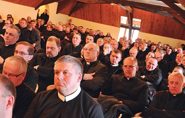  Do Paradyża przyjechało kilkuset księży pracujących na terenie diecezji zielonogórsko-gorzowskiej. Seminarium to wciąż ich miejsce formacji