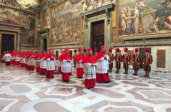Kardynałowie elektorzy wchodzą do Kaplicy Sykstyńskiej na konklawe, podczas którego papieżem zostanie Benedykt XVI (18 kwietnia 2005 r.). Podczas tegorocznego konklawe uprawnionych do głosowania jest 117 kardynałów, ale w głosowaniu weźmie udział 116. Z powodu choroby do Rzymu nie przyjedzie emerytowany arcybiskup Dżakarty