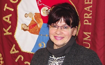  Kadencja nowego prezesa trwa cztery lata. Prywatnie Bożena Kwitowska jest magistrem astronomii i nauczycielką fizyki w Gimnazjum nr 3 w Nowym Sączu