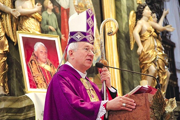 Sumie dziękczynnej za pontyfikat Benedykta XVI przewodniczył bp Andrzej F. Dziuba