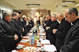  Obrady Komisji Głównej 43. Synodu Płockiego w Sali Biskupów opactwa pobenedyktyńskiego w Płocku