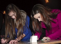  Na pytania:„Kim On jest?”, „Co dzisiaj przeszkadza wierzyć w Chrystusa” odpowiadali młodzi uczestnicy spotkania w Płońsku