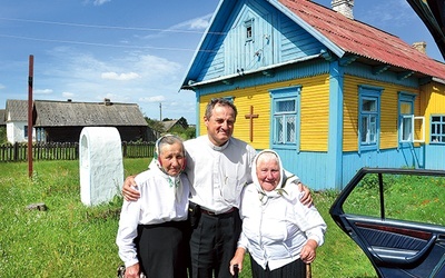  Białoruskie gospodynie w zamian za piękne kazania przynoszą Andriuli to, co mają najlepszego: kury, grzyby, jabłka...