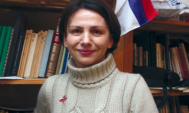  Dr GordanaĐurđev-Małkiewicz od sześciu lat prowadzi badania językowe wśród polskich reemigrantów z byłej Jugosławii. Najczęściej prowadzi je po serbsko-chorwacku powyżej: Studentki serbistyki podczas rozmowy z Emilią Hucał, jedną z osób, które wróciły do Polski z byłej Jugosławii w pierwszych latach po wojnie